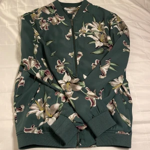 Tröja med dragkedja - Tunn tröja med dragkedja. Storlek XS men jag själv har storlek S och det passar otroligt bra på mig. Har knappt använts alls och är i väldigt bra skick. 249kr. Pris går att diskutera.