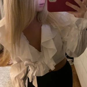 Topp med volanger - Säljer en helt oanvänd gullig tröja från Nakd med prislapp kvar. 💓