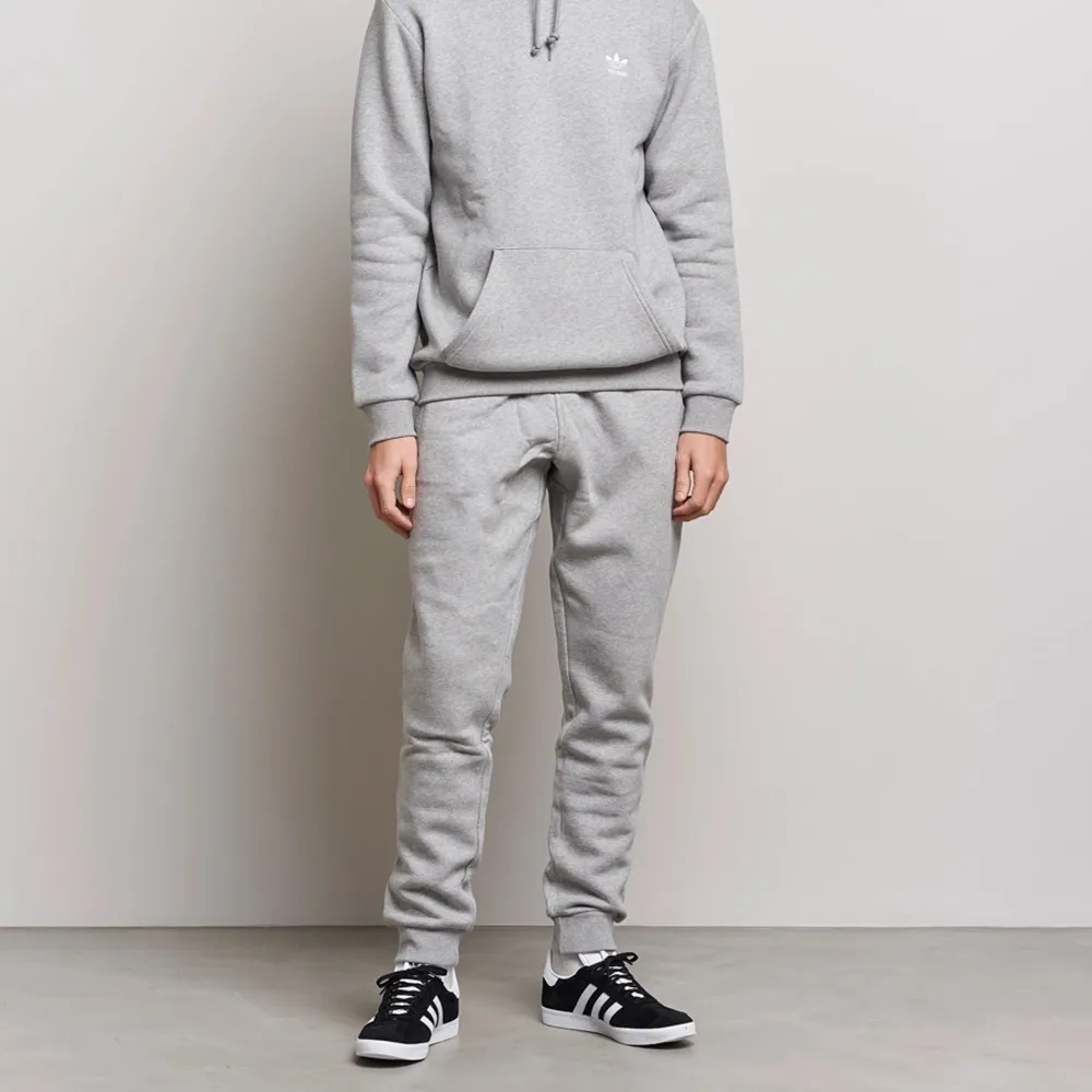 Sparsamt använd grå Adidas mjukisdress. Strl M. 350kr per del eller 600kr för hela setet. . Hoodies.