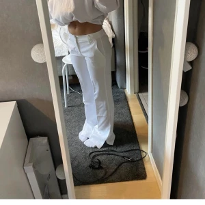 Lågmidjade kostymbyxor - Säljer dess populära slutsålda kostymbyxor från Bikbok i färgen vit! Modellen är lång, alltså inte petit och bör passa de som är lite längre. Använda ca en-två gånger. Nyskick! 🤍(Bilderna är lånade) skriv för flera.