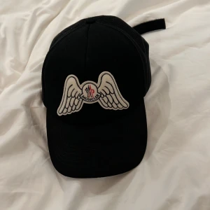 Svart moncler keps.  - En helt oanvänd moncler keps som är riktigt snygg. 