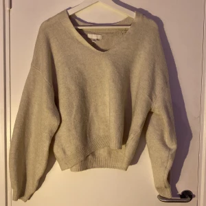 Stickad tröja  - Använd fåtal gånger (lite nopprig)