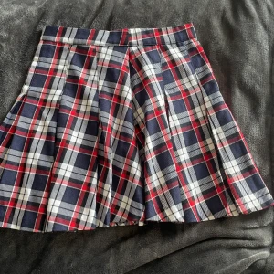 Rutig Kjol - Rutig skjol från H&M i mycket bra skick. Tveka inte med att ställa frågor eller be om fler bilder <333