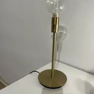 Bordslampa med guldig lampfot