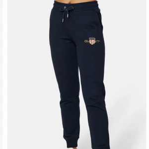 Gant sweatpants XL - Säljer dessa Gant sweatpants på grund av fel storlek, endast testad ligger i orginalförpackning, nypris 1100kr ✨frakt inkluderat i pris✨betalning sker via Swish 