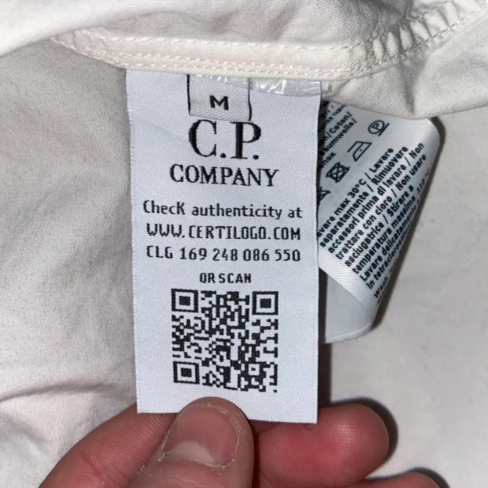Hej, jag säljer min c.p company jacka som är knappast använd pga att jag köpte fel storlek. Det är storlek M på denna och den har inga skador eller fläckar. Pris kan diskuteras . Jackor.