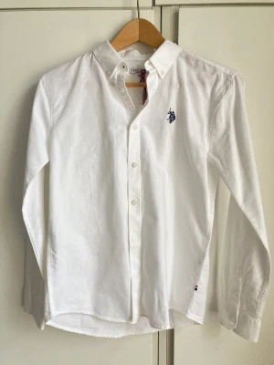 Märkesskjortor stl 162-164 - Alla skjortor är helt oanvända med prislapp: US Polo Assn, stl 12/162-164 Crewcuts, stl 12/162-164 United colours of Benetton, stl 2XL/12 år  Styckpris: 120kr  Säljer helst allt i ett packet!