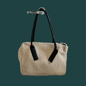 teddy väska - stor teddy väska från NAKD! använt skick men fortfarande fin. inga defekter. rymlig, bra size för att ha datorn i. perfekt skolväska :) såå fin och mysig nu på vintern😊🧸 (sista bilden är lånad så ni ser storleken!)