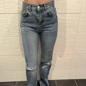 Jeans  - Jeans från Pull & Bear i storlek 36. Använda men i superfint skick. Jeansen är mer mörkblåa i verkligheten än vad de ser ut att vara på bilden. Går väldigt snyggt över skorna. Frakt är inte inkluderat i priset och betalning sker via Swish. 💙💙