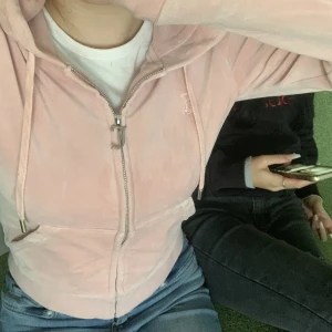 Juicy couture tröja - Den är sydd i armhålan därav priset, kan både mötas och frakta 🫶