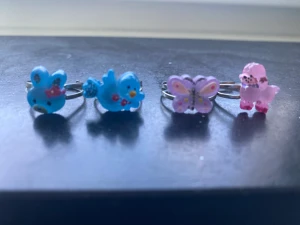 Söta ringar - FRI FRAKT Dessa ringar med söta djur på sig är knappt använda. Det är enkelt att justera ringarna. Jag säljer dessa unika ringar pågrund av att de inte passar min still. 