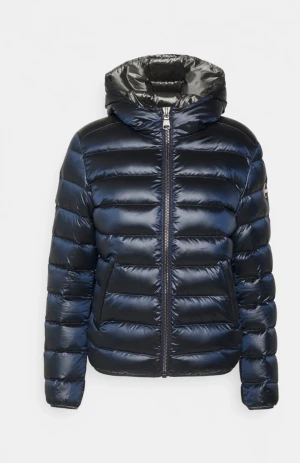 Colmar down jacket blå - Jag säljer min colmar jacka. Jackan är använd ett fåtal gånger och ser ut som ny. Nypris 3900kr men säljer den för 2800kr, men priset kan diskuteras! Storlek 38 men sitter perfekt på mig som är en S💕