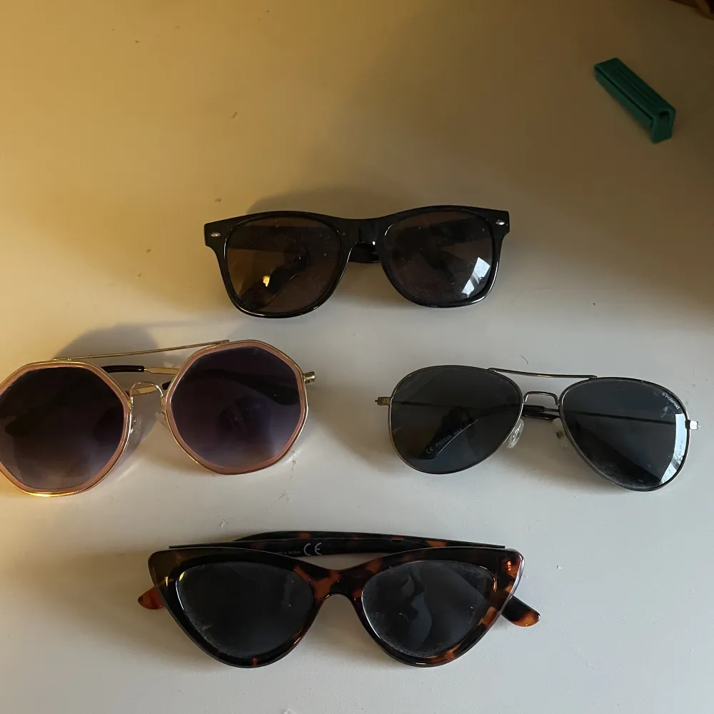  fyra styckna solglasögon för 100, jag använder inte dom och jag har ganska många. Accessoarer.