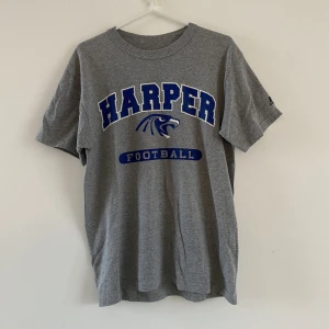 Vintage Russell College T-Shirt - En riktigt snygg college t-shirt som är tryckt på en bekväm Russell blank med skön passform. Storlek S som passar XS/S, finns lite små cracks i printet! Släng iväg ett DM om du har frågor eller vill ha fler bilder så löser vi det! 🤍❤️