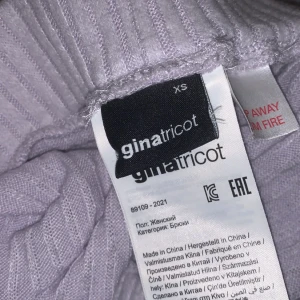 Byxor - Dessa byxorna är i använt skick och tar en fläck vid låren där back men det syns inte jätte mycket. De är köpta för 1 år sen men använda kanske 20 ggr