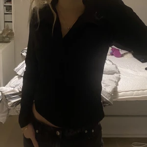 Fin tröja - Fin tröja med en vringad öppning. Inga defekter. Skriv privat för fler bilder. Köparen står för frakten 💕💕