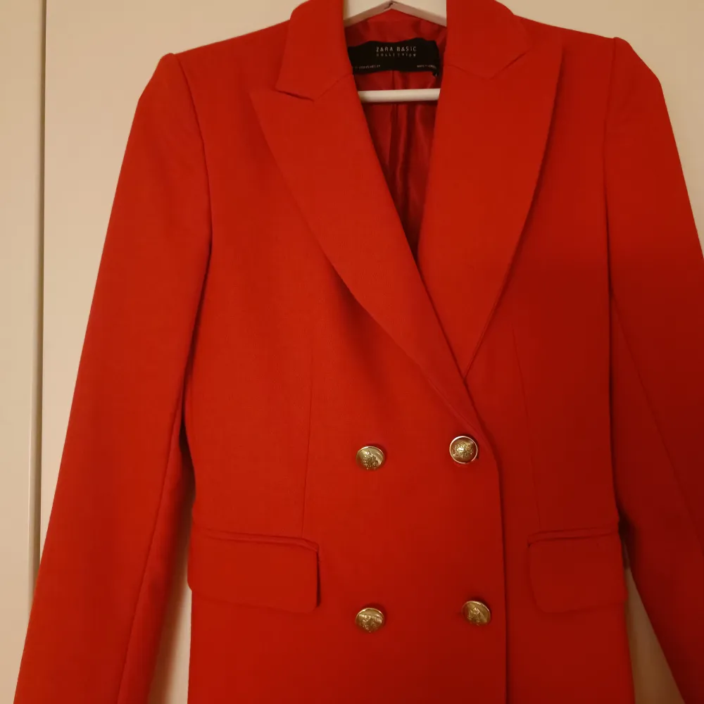 Snygg röd jacka från Zara i bra skick! Har fina guldtetaljer som ger en lyxig look.. Jackor.