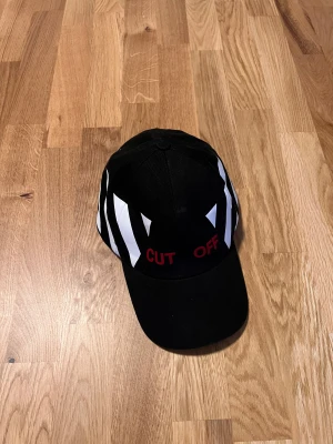 Off-white keps med justerbart band  - Off-white keps från ca 2017. Köpt på plugmeplease (etttresex) kommer med kvitto. Retail: 1400kr