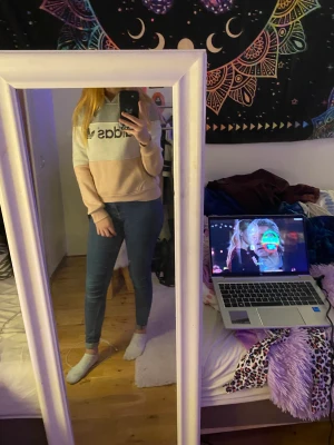 Hoodie rosa vit och grå - Hoddie rosa vit och grå färg super fin