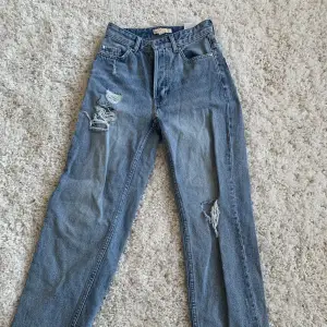 Jeans från H&M. Inte använda och inga synliga skador. Dom är som nya. Köpte för 349 kr och säljer för 150 kr. Passar XS, och XXS. Dom är i midwaist skulle jag säga.