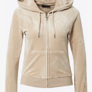 Beige juicy couture tröja - säljer min beigea juicy couture tröja! Andra bilder är när jag har den på mig men den är ljusare i verkligheten.  Hör av dig om du är intresserad eller vill ha fler bilder! 
