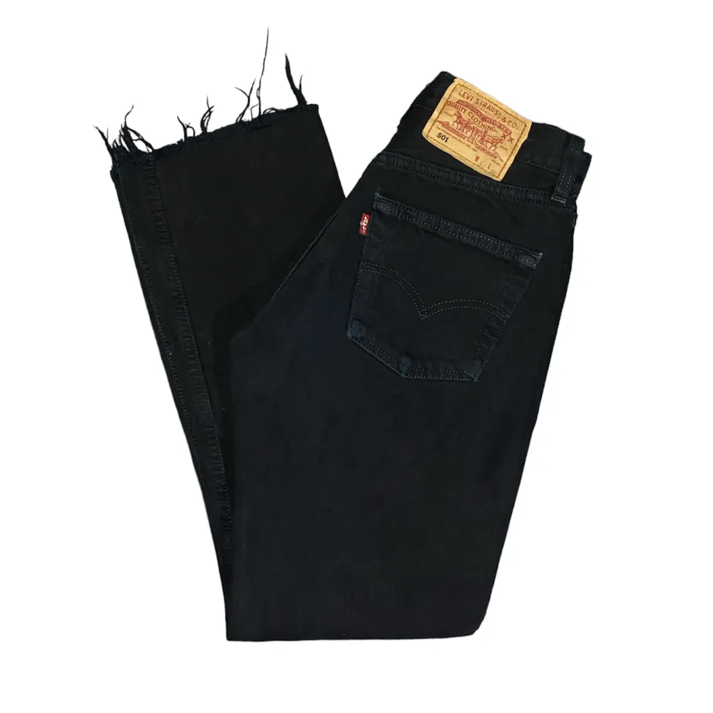 Svarta jeans från Levi’s i modellen 501.  Midjemått: 68 cm. Jeans & Byxor.