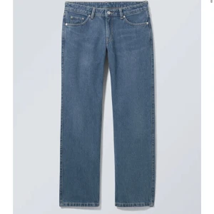 weekday arrow low jeans - Säljer dessa jeans från weekday i storlek 28/32. Endast använda en gång så i helt nytt skick. Bilderna är tagna på min syster som är ca 167 cm, precis lagom i längd. Nypris 590, säljer för 250 plus frakt. Hör av er vid intresse för fler bilde