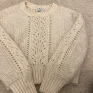 Vit hålstickad tröja - En jättefin stickad tröja från other stories. Den är i jättefint skick och knappt använd då den inte riktigt är min stil💕