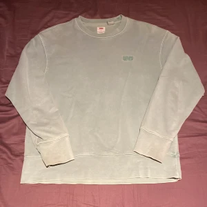 Levi’s Relaxed Sweatshirts  - Enkel Grön/turquise Levi’s sweatshirt. Inte använd på något år därför säljer jag den. Storlek: S (168-172) Skick: Använd men inga skador Dm för frågor eller fler frågor  OBS! Tröjan är mer färgglad i verkligheten. Bilden får tröjan att se mer grå ut.