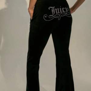 Helt oanvända juicy couture byxor från Urban Outfitters. Säljs då jag fick de i present och de ej är min stil. Nypris var 800kr.