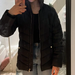 Vinterjacka  - Jättefin tack älskar guld titlarna!  men har många jackor så kanske nån annan får mer nytta av den❤️