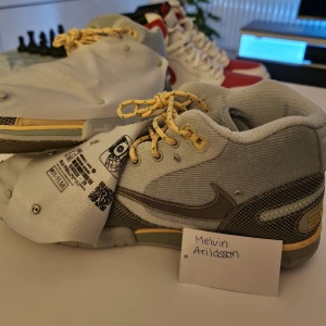 Nike x Travis scott - Nike air trainer x TRAVIS SCOTT  Fruktansvärt coola i verkligheten, nyskick med allt og ingår. Storlek 44,5
