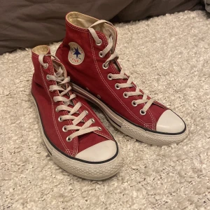 Converse - Knappt använda converse i topp skick. Ser i princip helt nya ut förutom en aning smuts. Säljer för de inte riktigt är min stil. Pris kan diskuteras
