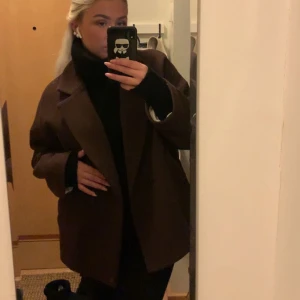 Lindex kappa - Den populära bruna kappan från Lindex i storlek S💞 nypris 999kr, vid flera intresserade blir de högstbjudande✨