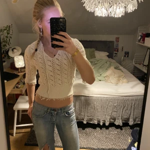 virkad tröja zara - skitsnygg virkad tröja från zara!! strl S, använd ett fåtal ggr. passar aaasbra med ljusa, lågmidjade jeans💗💗💗200kr 