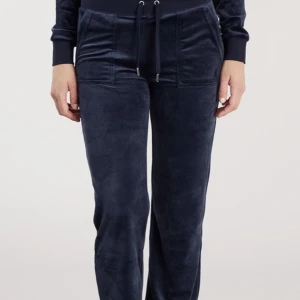 juicy conture  - Söker mörkblåa , Beige , grön snälla säg till om ni har köper för 500kr säg till om ni har.