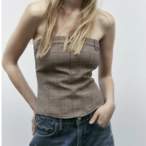 Korsetttopp  - Säljer denna topp från zara. helt oanvänd med lappen kvar. Köptes för 300kr 