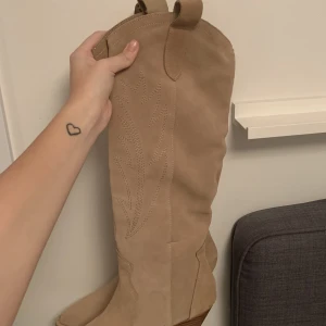 Beiga boots - Säljer helt nya beiga boots från L37 i storlek 39🤩 Skriv vid frågor❣️priset kan diskuteras vid snabb affär :) Kolla gärna in mina andra annonser🥰