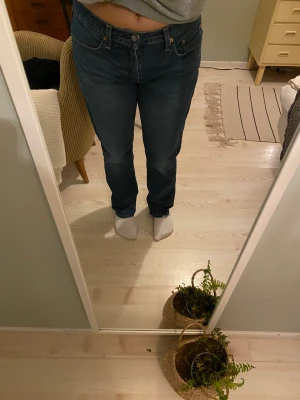 Levis jeans - Jag säljer nu mina Levis jeans jag bara använt 1 gång. Jag köpte dom på Emmaus i slussen för 400kr så säljer för samma summa 🫶 jag är 165 cm lång och längden är superbra! Köparen står för frakt och porto 🎀🫶