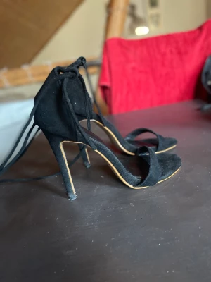 Klackar med snörning - Superfina klackar med snörning upp på benen! Endast använda på dessa bilder inomhus under en kort stund, då dem inte passade mig. Helt nya! 