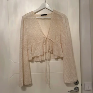 blus - genomskinlig glittrig blus från SHEIN, är i storleken L men är som en storlek S jättefin & knappt använd