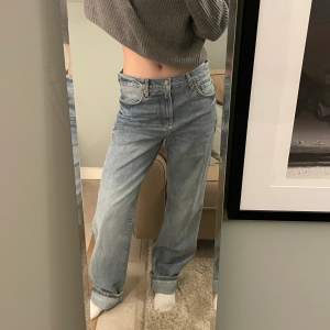 Så fina loose fit jeans från Zara! Köpta för 500 kr och är använda typ 3 gånger! Jag är 173 cm lång men behöver vika upp de ca 5 cm så de är LÅÅNGA! Jättefin blå färg! Säljer pga för långa…