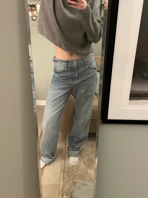 Vintage loose jeans från Zara - Så fina loose fit jeans från Zara! Köpta för 500 kr och är använda typ 3 gånger! Jag är 173 cm lång men behöver vika upp de ca 5 cm så de är LÅÅNGA! Jättefin blå färg! Säljer pga för långa…