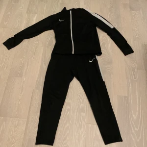 Nike strike dress  - Denna Nike dress är köpt från London och är i helt okej skick den är en väldigt snygg dress som man även inte kan få tag på längre. Koftan och byxorna säljs också separat men kom privat för pris