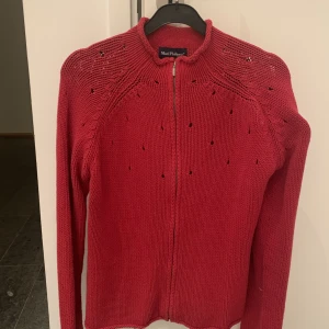Kofta med dragkedja - Stickad röd kofta med dragkedja