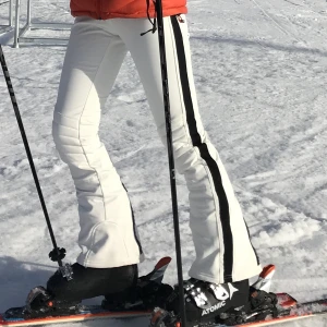 Skidbyxor 8848 altitude - Säljer mina skidbyxor från 8848, Randy W Pant - Blanc. Så fina men dom har blivit för små!🤍🤍Små slitage vid insidan längst ner! Skriv för fler bilder. Stl 36 men små i storleken! Nypris 1999kr