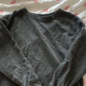Hm tröja i strl M - Hm tröja i strl M. Lite noppig och är lite sliten men inget märkvärdigt, färgen är mörk grå 75 inklusive frakt