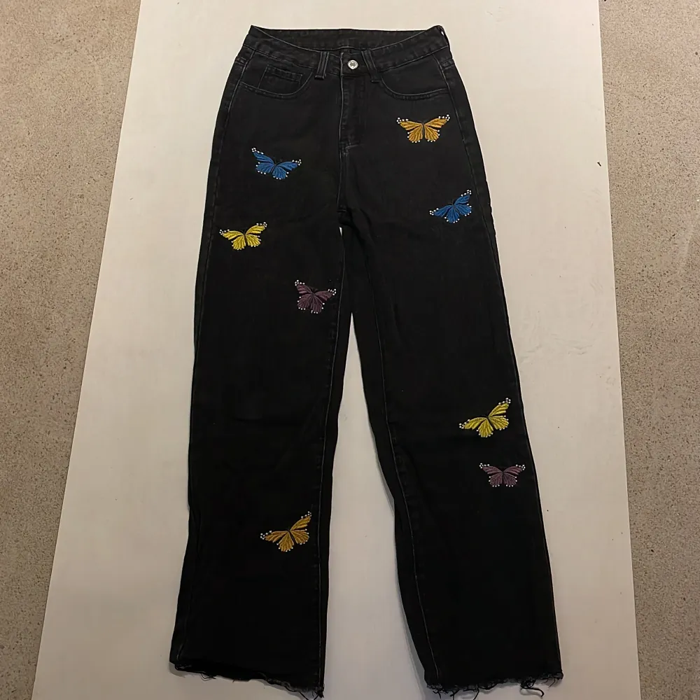 Super coola svarta jeans med fjärilar detaljer.  Köparen står för frakten. Jag ansvarar inte för postens hantering. Jag visar bild på när jag skickar paketet. Vid fler intressen av objekt kan bud över begärt ingångspris läggas.. Jeans & Byxor.