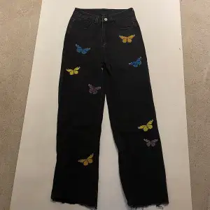 Super coola svarta jeans med fjärilar detaljer.  Köparen står för frakten. Jag ansvarar inte för postens hantering. Jag visar bild på när jag skickar paketet. Vid fler intressen av objekt kan bud över begärt ingångspris läggas.