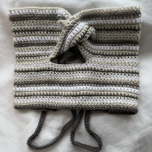 Stickad topp  - Jättefin stickad topp med snörning i ryggen 💕 aldrig använd 